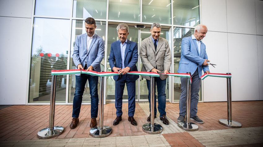 Átadták az új vásárcsarnokot, új közösségi tér is született Békéscsabán 