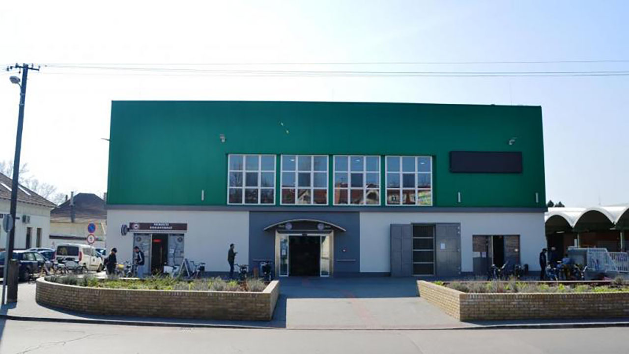 ÁTADTÁK A MEGÚJULT BÉKÉSCSABAI VÁSÁRCSARNOKOT